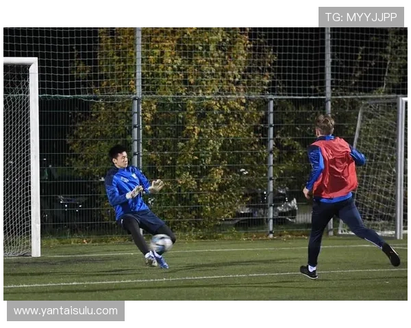 从校园到职业场上上高中的足球明星如何追逐梦想与荣耀